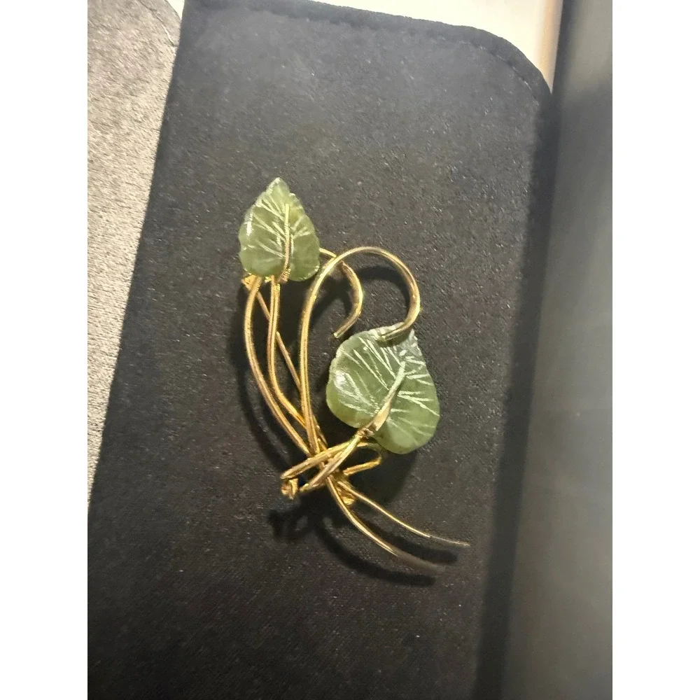 Vintage Gold Tone Carved‎ Green Nephrite Jade Leaf Floral Stem Brooch Pin